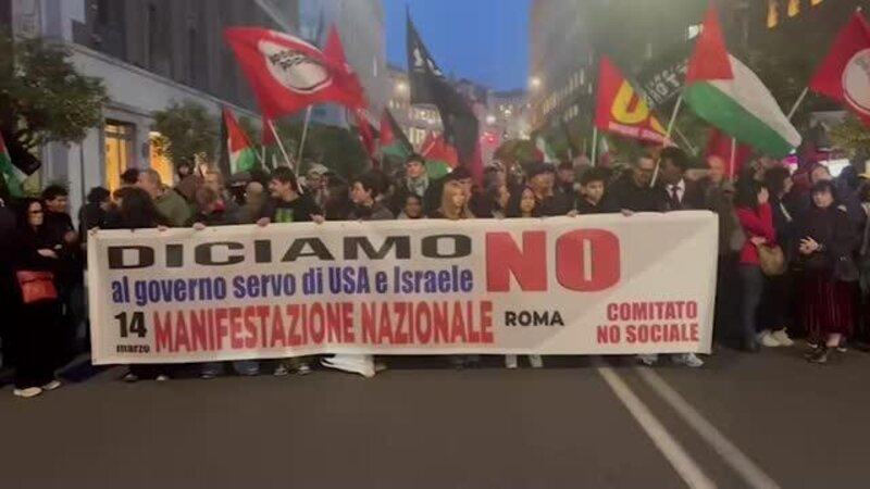 Romada ABŞ səfirliyi qarşısında yüzlərlə insan etiraz etdi