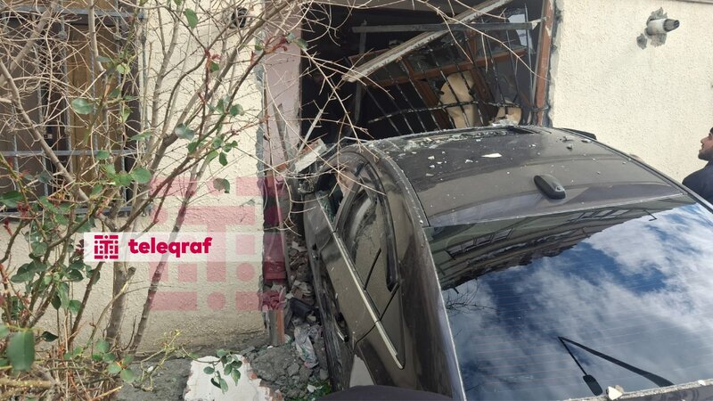 Gəncədə avtomobil evə çırpıldı -