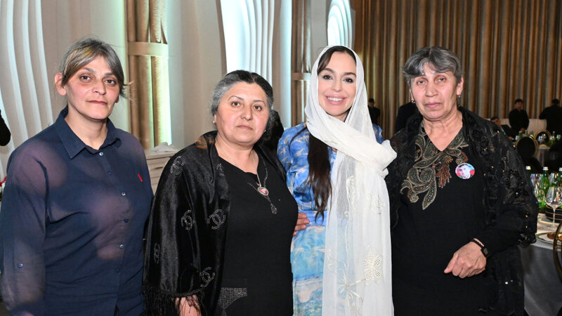 Leyla Əliyeva şəhid anaları ilə iftar süfrəsində -