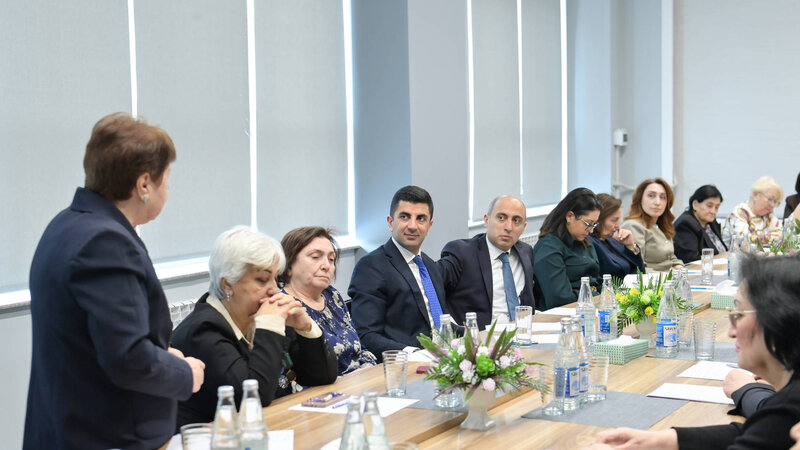 Emin Əmrullayev təqaüddə olan qabaqcıl qadın təhsil işçiləri ilə görüş keçirdi