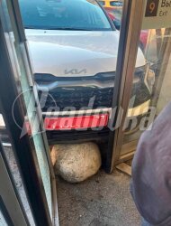 Azərbaycan səfirliyinə məxsus avtomobil Moskva metrosunun girişinə çırpıldı -