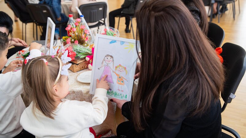 Valideyn himayəsindən məhrum uşaqlar həbsdə olan anaları ilə görüşdü