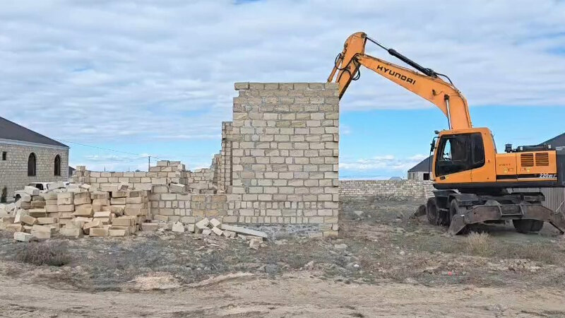 Gəncədə qanunsuz tikililər söküldü -