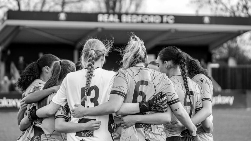 15 yaşlı futbolçu oyun zamanı dünyasını dəyişdi