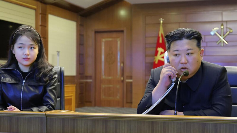 Kim Çen In varisi ilə raket sınaqlarını izlədi -