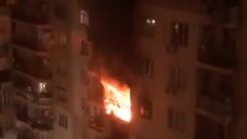 Bakıda 9 mərtəbəli yaşayış binası yanır