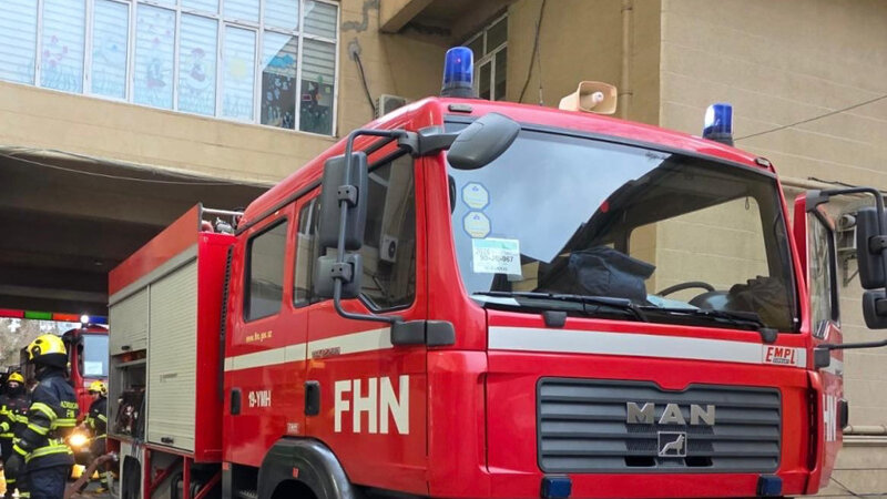 Bakıda çoxmərtəbəli yaşayış binasında yanğın baş verdi -