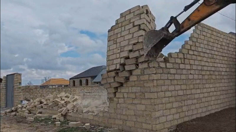 Gəncədə qanunsuz tikililər söküldü -