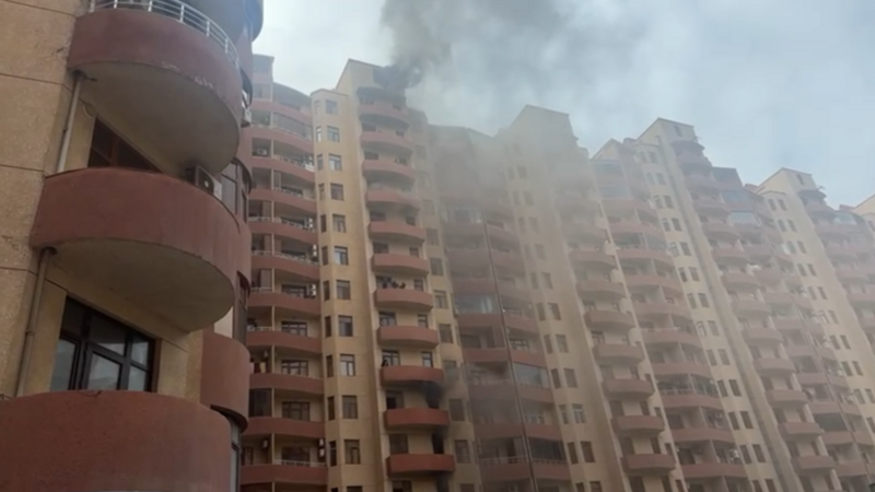 Bakıda yaşayış binasında baş verən yanğın söndürüldü -