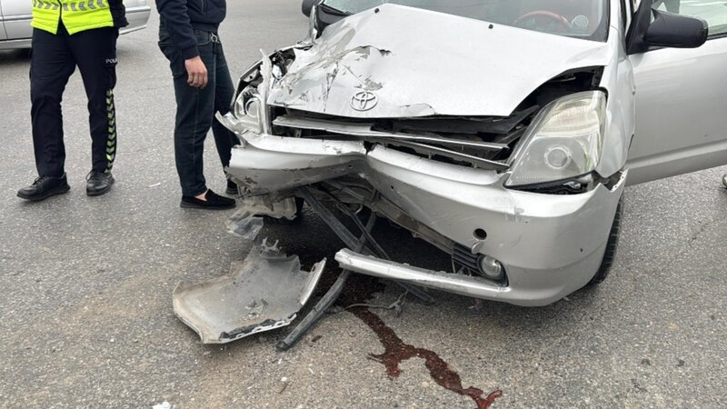 Sumqayıtda qəza: Minik avtomobili çörək daşıyan yük maşını ilə toqquşdu