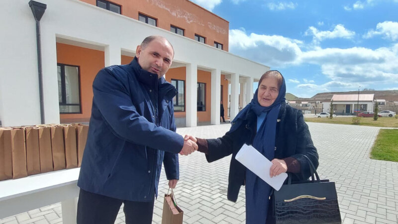 Horovlu kəndinə çatan ailələrə evlərinin açarları təqdim olundu -