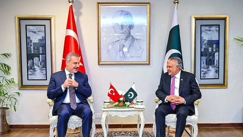 Türkiyə və Pakistan XİN rəhbərləri regionda artan gərginliyi müzakirə etdilər