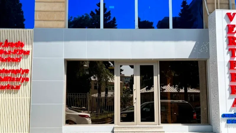 Məşhur klinikada özünü həkim kimi təqdim edənlərin tibb təhsili yox imiş -