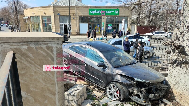 Gəncədə avtomobil şüşə sexinə çırpılıb -