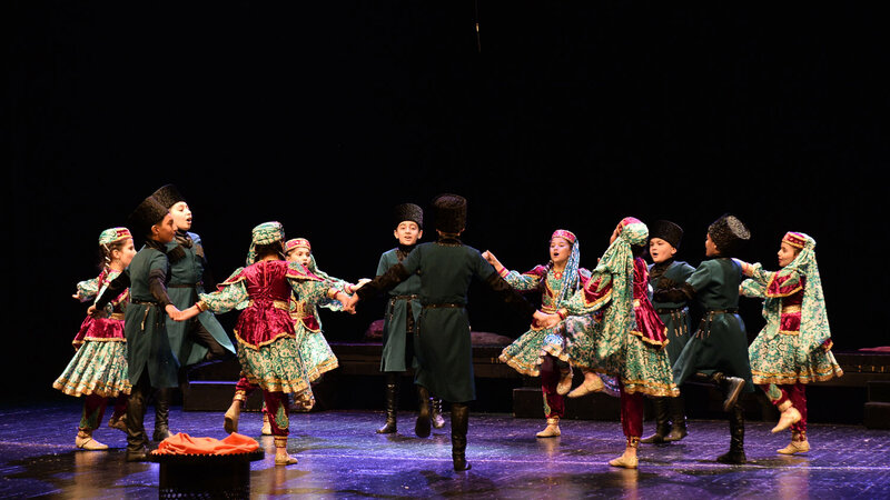 Məktəblilərin ifasında “Dəyərlərimizi qoruyaq: keçmişdən gələcəyə yurdum mənim” tamaşası təqdim olundu