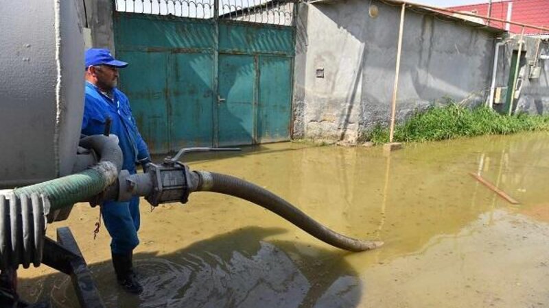 Bakıda kanalizasiya kollektoru çökdü, həyətyanı sahələr subasmaya məruz qaldı -