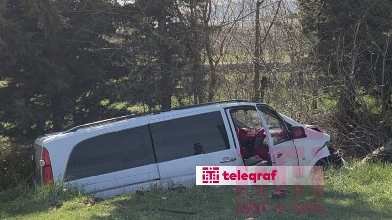 Ağstafada sərnişin daşıyan mikroavtobus qəzaya düşdü