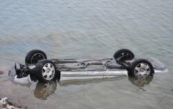 İdarəetmədən çıxan avtomobil su kanalına aşdı -