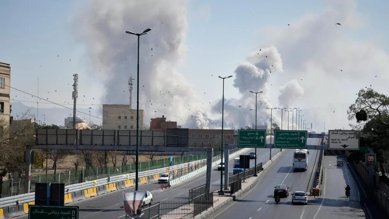 İsrail ordusu Tehranda hökumət obyektlərinə zərbələrə başladığını açıqlayıb