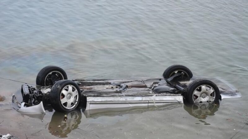 İdarəetmədən çıxan avtomobil su kanalına aşdı -