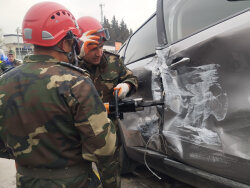 Qəza nəticəsində maşında sıxılı vəziyyətdə qalan qadın  xilas edilib