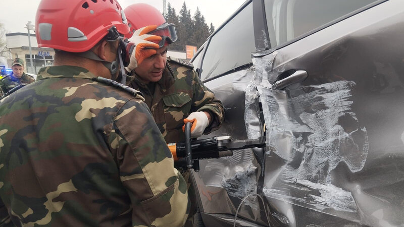 Qəza nəticəsində maşında sıxılı vəziyyətdə qalan qadın  xilas edilib