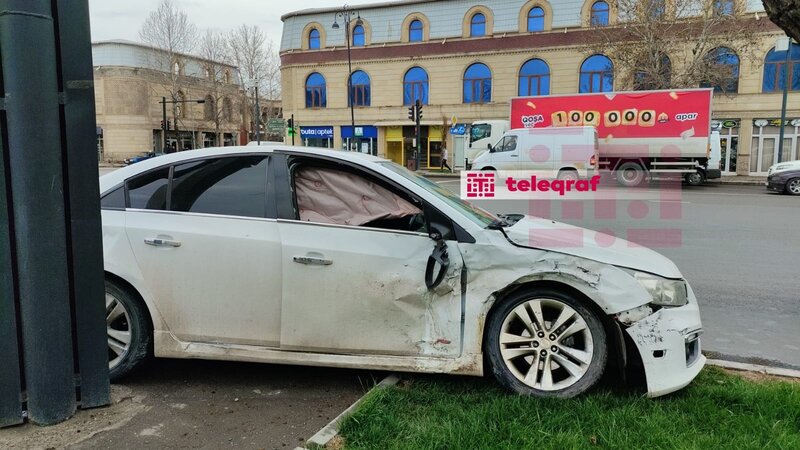 İki maşın toqquşdu, piyada da xəsarət aldı