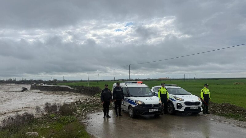 Sel suları avtomobil yolunu yararsız hala saldı -