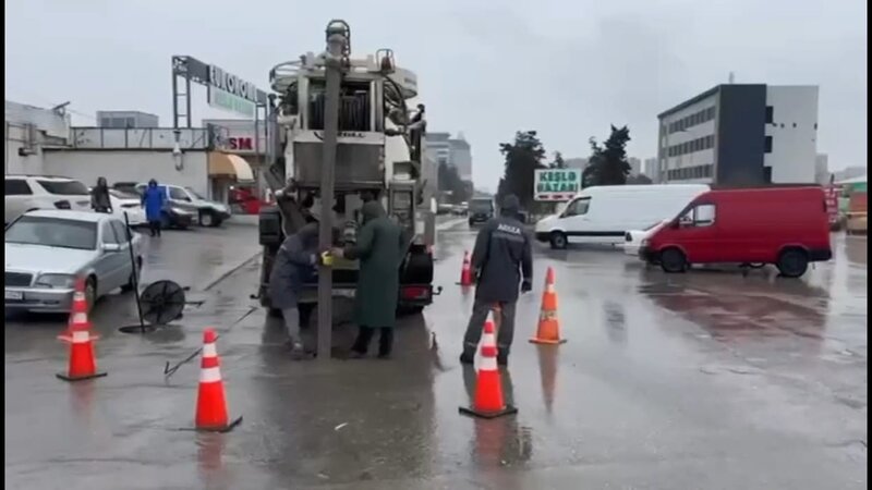 Küçələr yağış sularından təmizlənir -