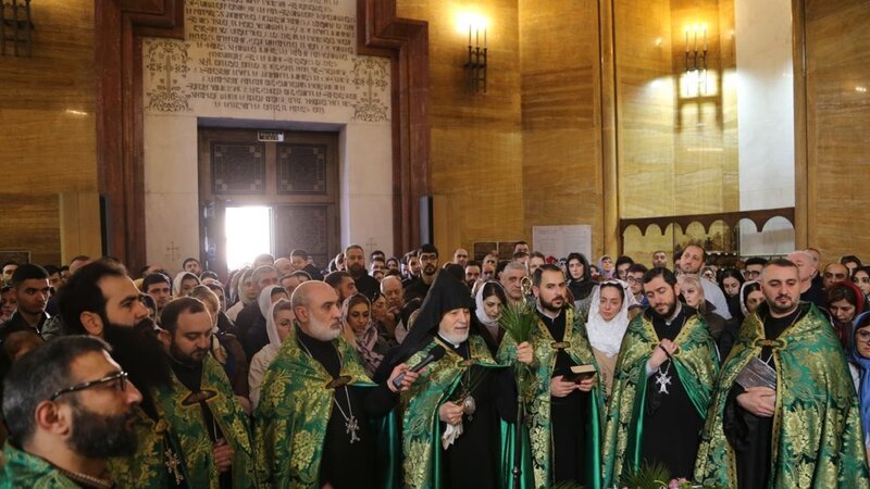 Paşinyanın kilsə ziyarəti zamanı insident baş verdi -