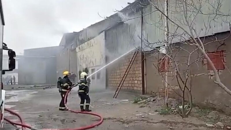 Binəqədidə anbarda yanğın başladı