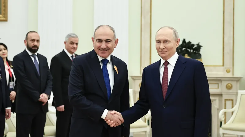 Ermənistan və Rusiya liderləri dəmir yolu barədə danışıblar