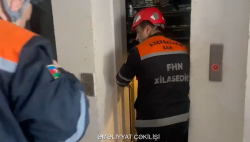 Liftdə köməksiz vəziyyətdə qalan şəxs xilas edildi -