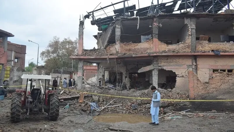 Pakistanda polis bölməsinə terror hücumu edildi -