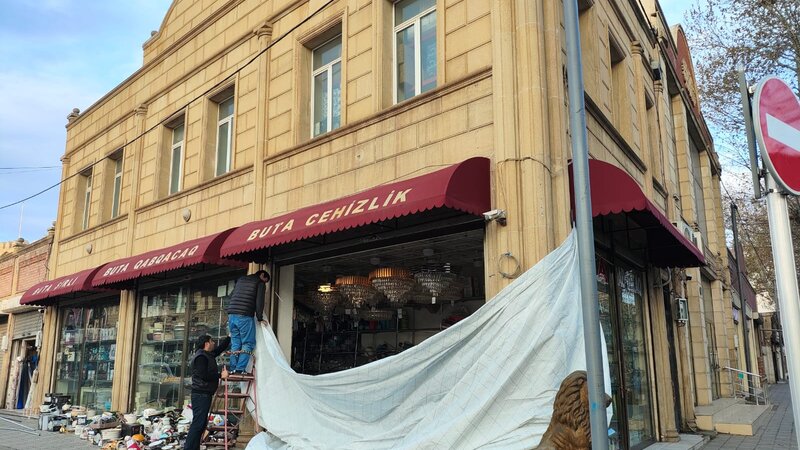 Sürət həddini aşan avtomobil mağazaya çırpılıb -