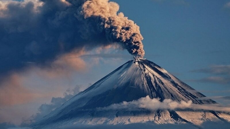 Kamçatkada Şiveluç vulkanı 10 km hündürlüyə kül püskürüb