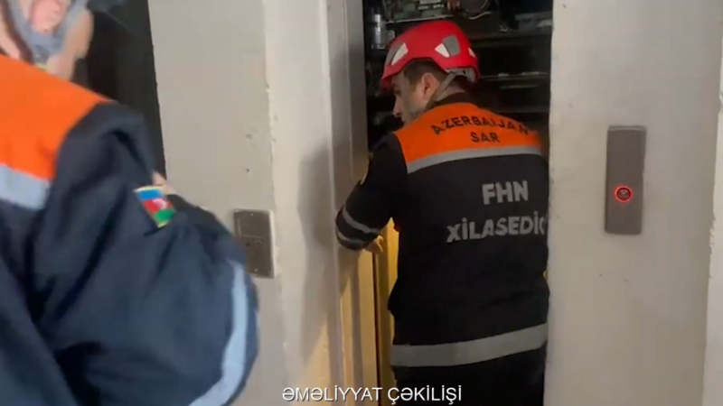 Liftdə köməksiz vəziyyətdə qalan şəxs xilas edildi -