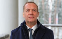 Medvedev: Makron Trampın istehzalarından sonra Rusiyanın mövqeyini qəbul edə bilər