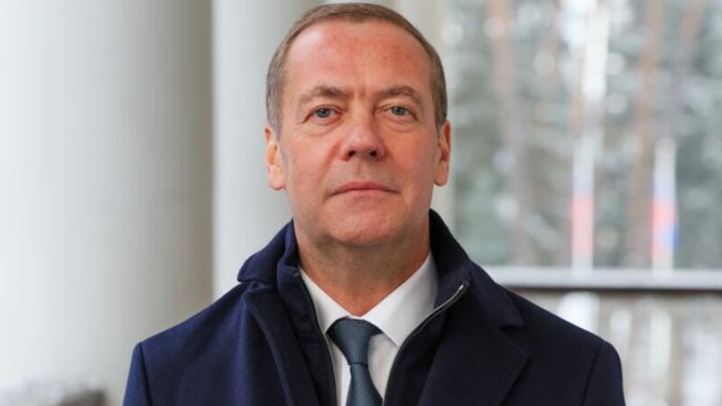 Medvedev: Makron Trampın istehzalarından sonra Rusiyanın mövqeyini qəbul edə bilər