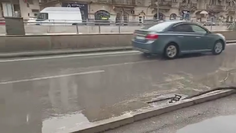 Heydər Əliyev prospektindəki tuneldən yağış suları çəkildi -