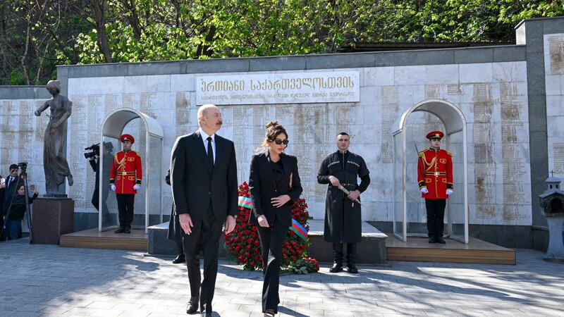 İlham Əliyev Tbilisidə Qəhrəmanlar Memorialını ziyarət etdi