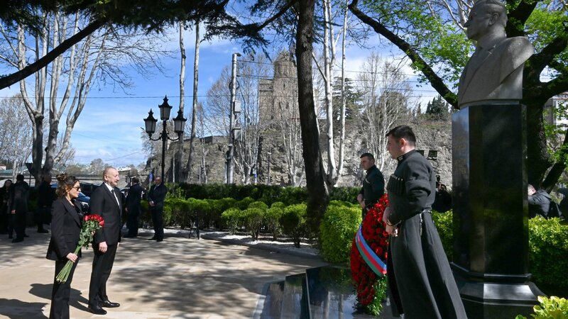 Prezident Tbilisidə Ümummilli Lider Heydər Əliyevin abidəsini ziyarət etdi