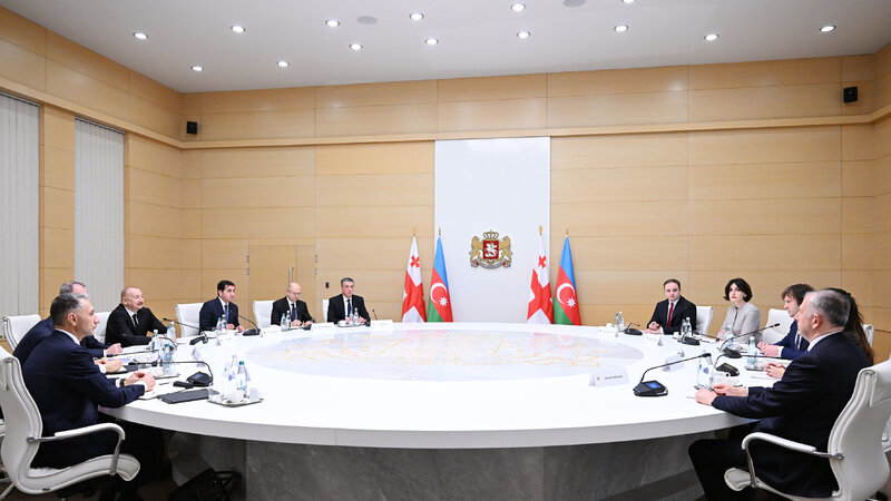 İlham Əliyevin İrakli Kobaxidze ilə geniş tərkibdə görüşü oldu