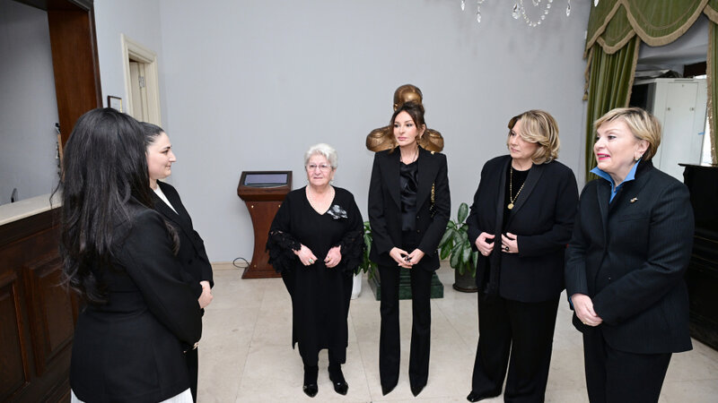 Mehriban Əliyeva Tbilisidə Mirzə Fətəli Axundzadə adına Azərbaycan Mədəniyyəti Muzeyi ilə tanış olub