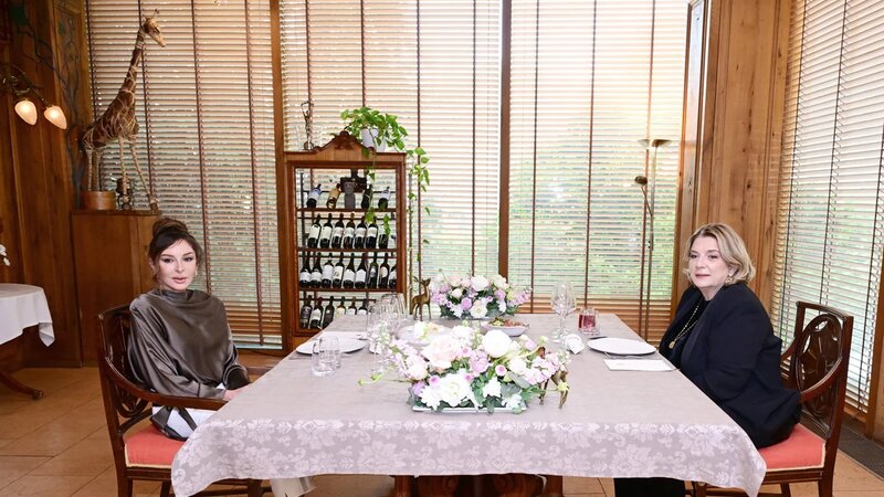 Tbilisidə Mehriban Əliyevanın şərəfinə lanç verilib -