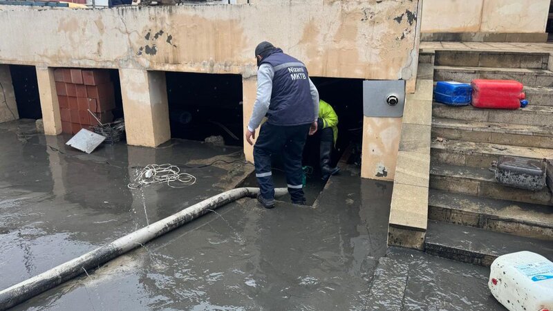 Bakıda intensiv yağışlar fəsadlar törətdi: qurumlar gücləndirilmiş rejimdə işləyir