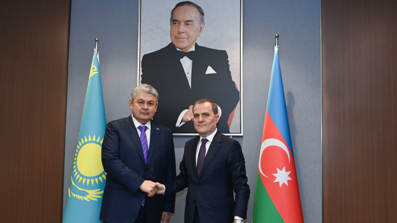 Ceyhun Bayramov qazaxıstanlı həmkarı ilə görüşdü -