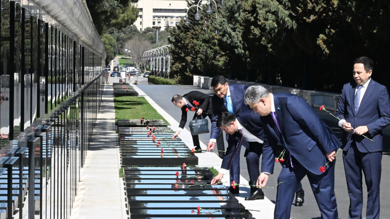 Qazaxıstan nümayəndə heyəti Şəhidlər xiyabanını və Zəfər parkını ziyarət etdi