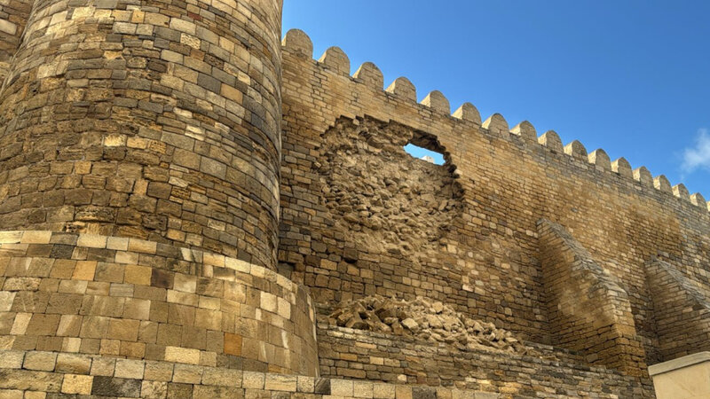 İçərişəhərdə qala divarının bir hissəsində aşınma olub