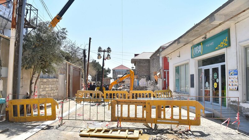 Üzərində evlər tikildiyinə görə çökən kollektorun qəzalı hissəsi dəyişdirilir -